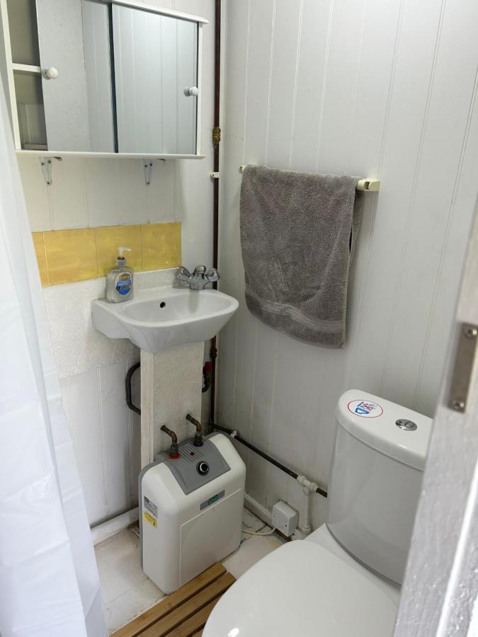 Mini Cabin In A Quiet Area ลอนดอน ภายนอก รูปภาพ