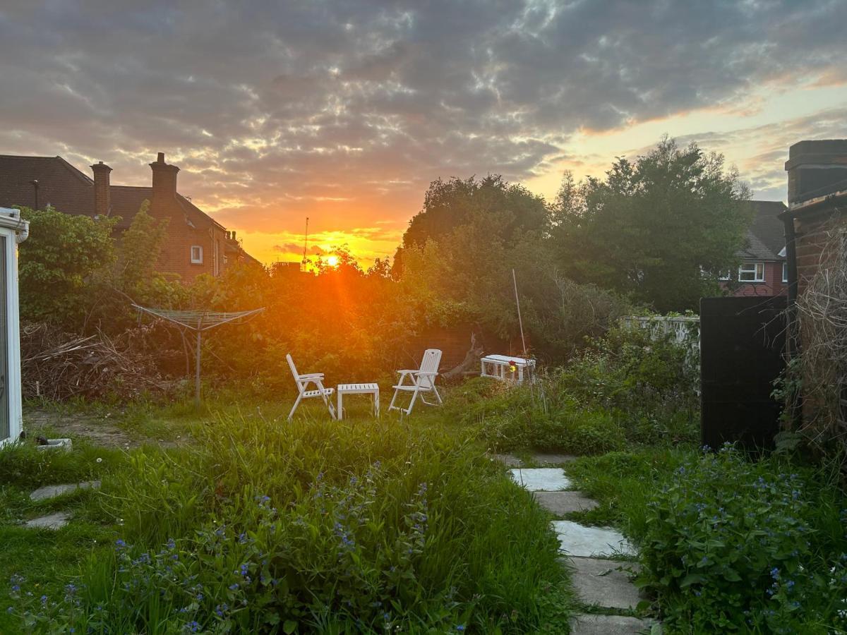 Mini Cabin In A Quiet Area ลอนดอน ภายนอก รูปภาพ