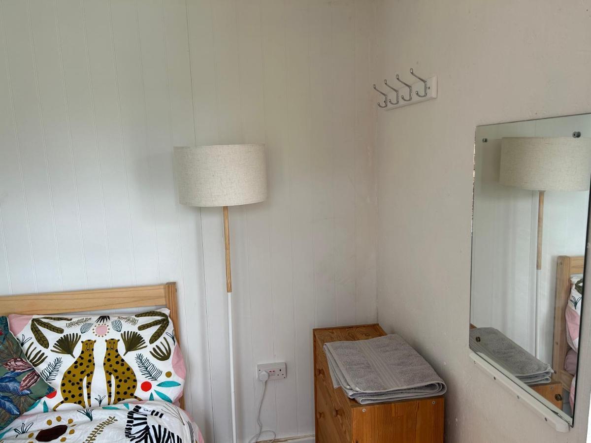 Mini Cabin In A Quiet Area ลอนดอน ภายนอก รูปภาพ